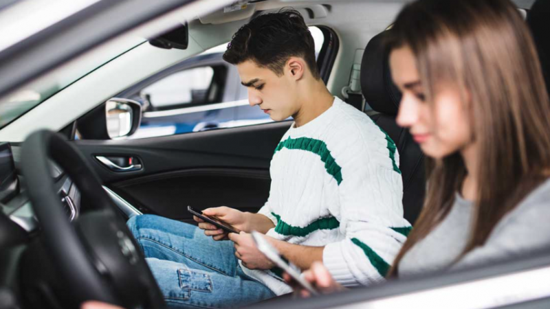 Smartphone dipendenti anche quando si guida