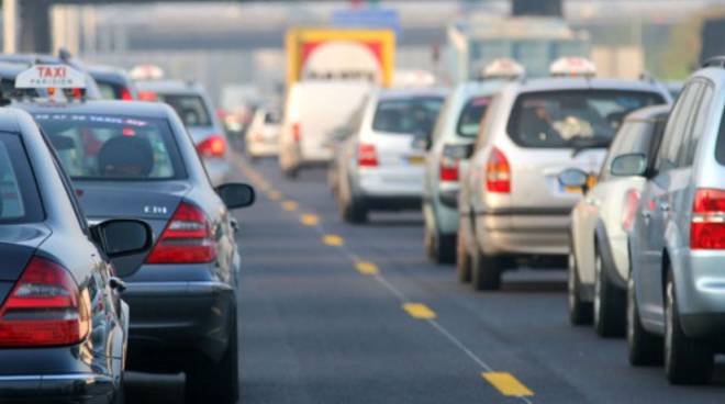 Grave incidente in A4: sette feriti, code chilometriche e caselli chiusi
