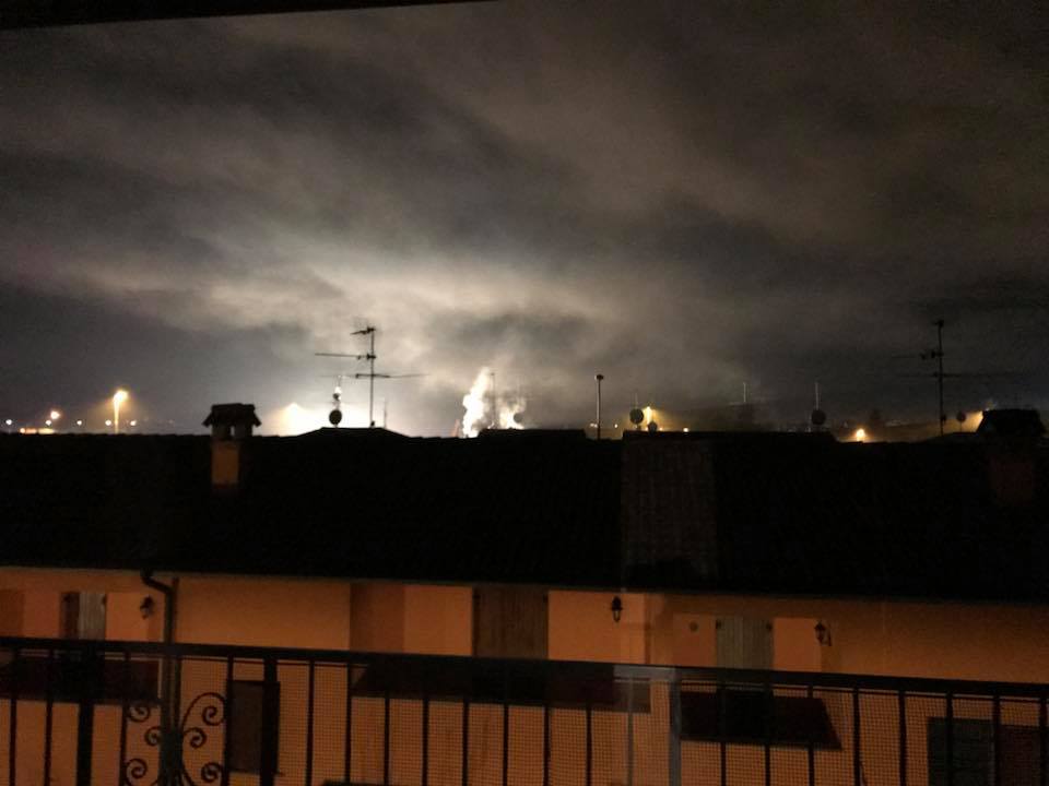 Canna fumaria in fiamme arrivano i pompieri