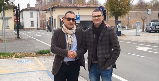 Promozione territorio stretta di mano sotto al Santuario