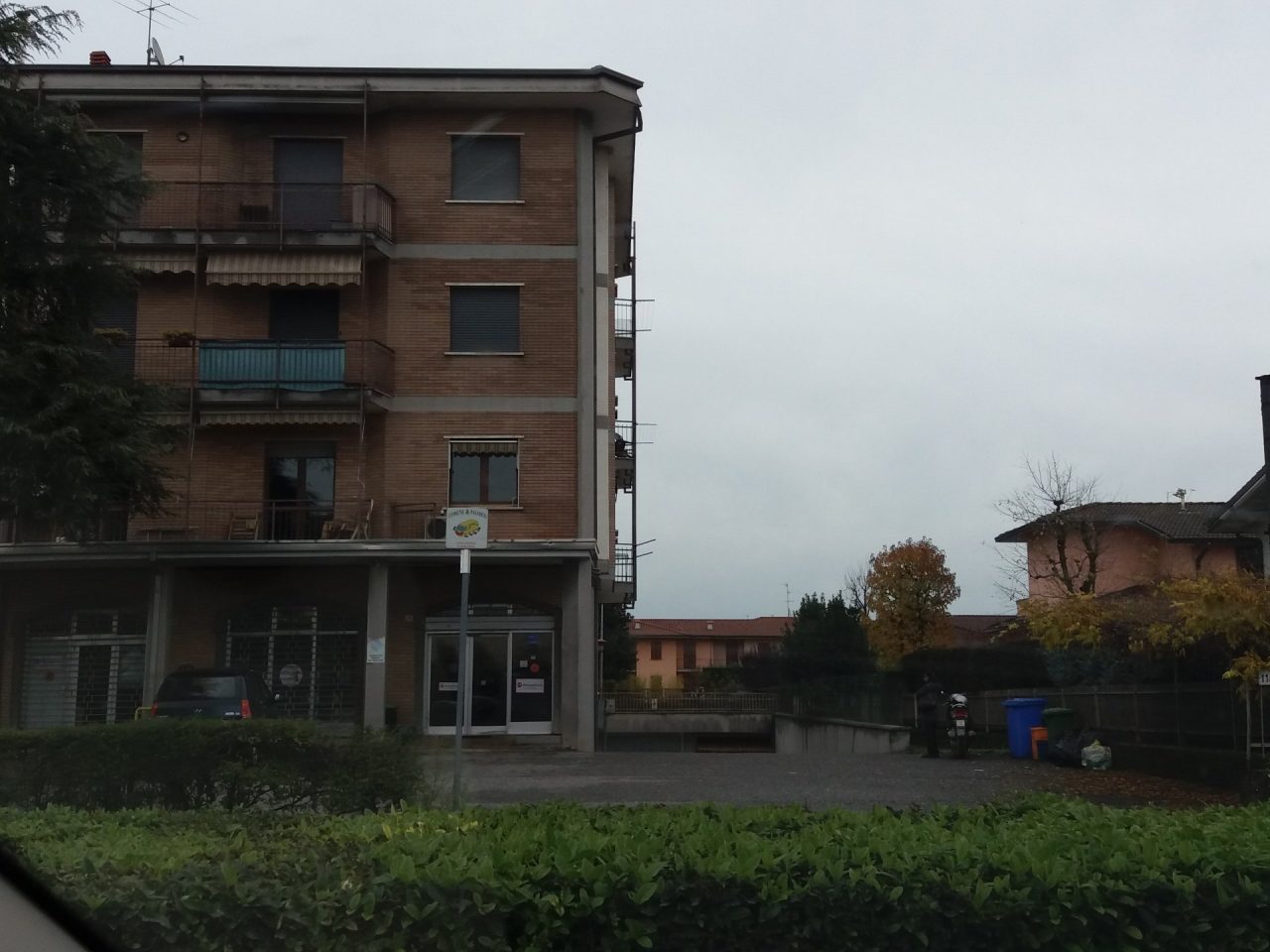 Spintoni e urla al negozio indiano