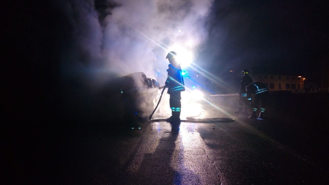 Auto prende fuoco a Calcio