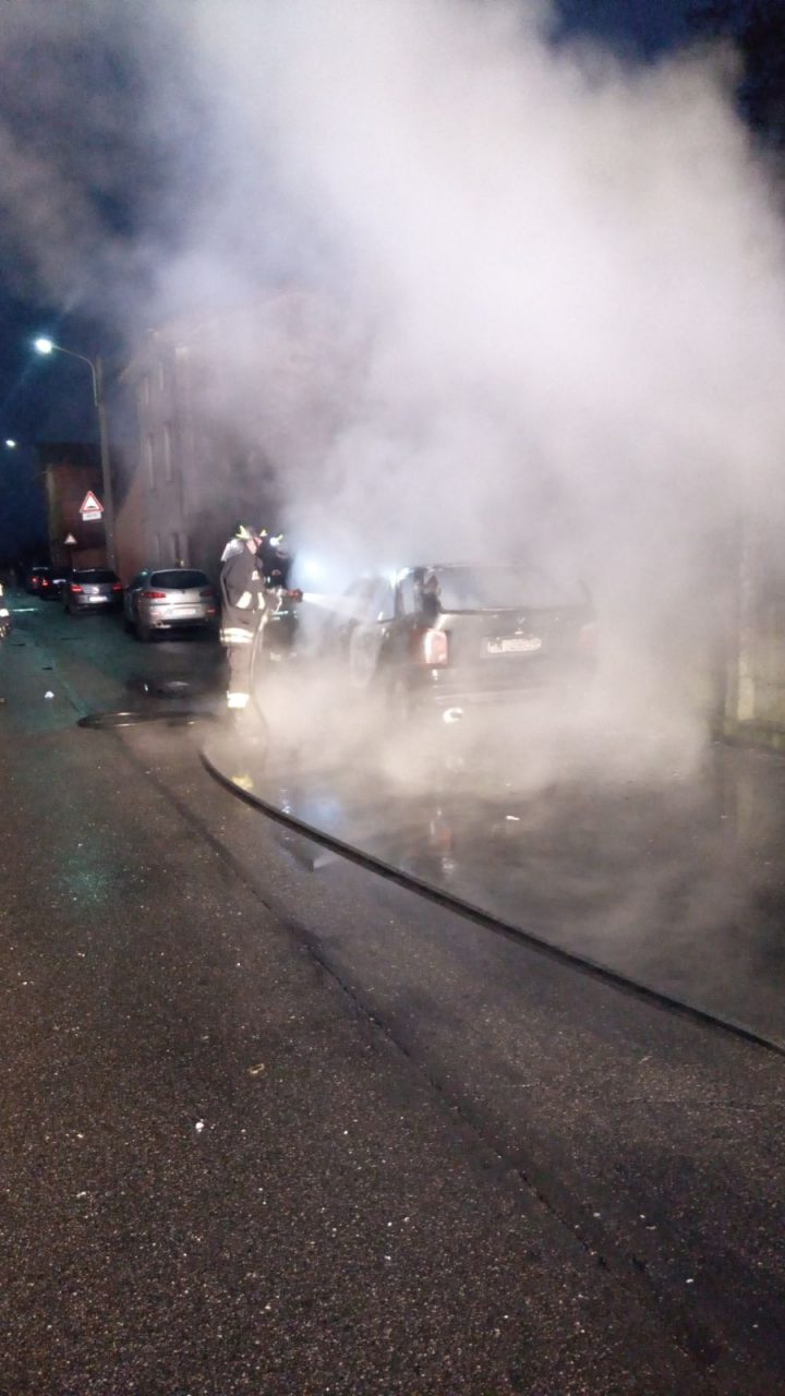 Auto prende fuoco a Calcio