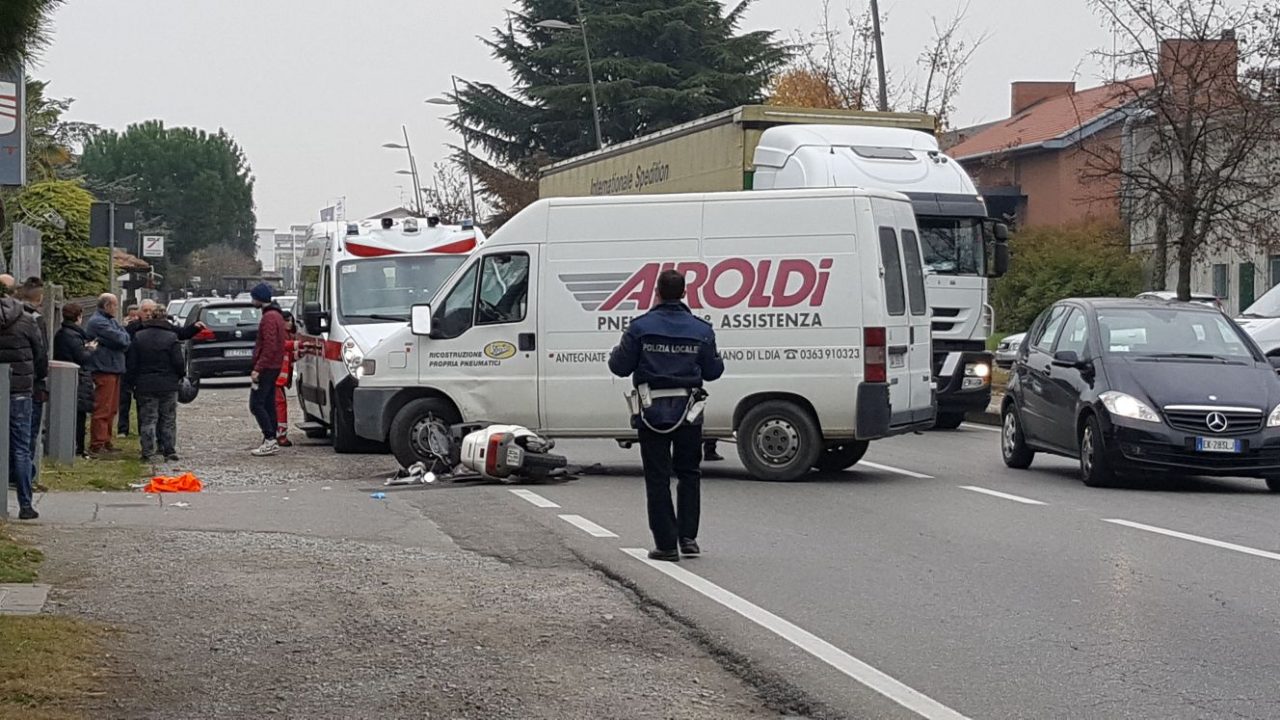 Scooter travolto dal furgone, ferito 42enne