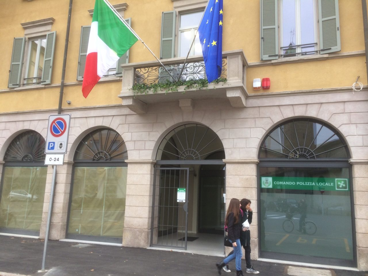 Senza patente perché revocata, causa un incidente e scappa: denunciato