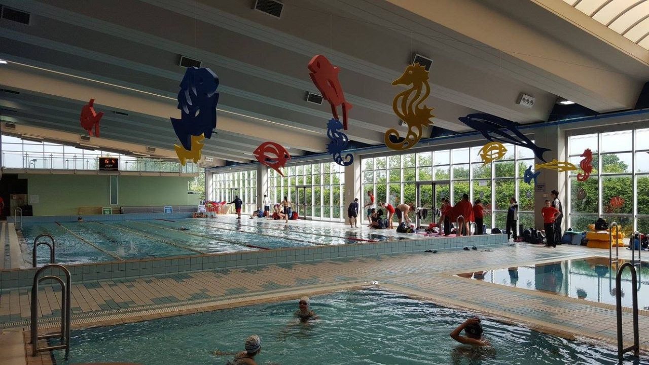 Bimbi intossicati in piscina, le cause restano un mistero