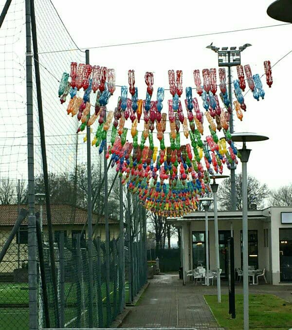 Le bottiglie colorate conquistano Sergnano