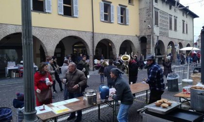 Il centro trasformato in un grande villaggio natalizio per i mercatini di Natale FOTO