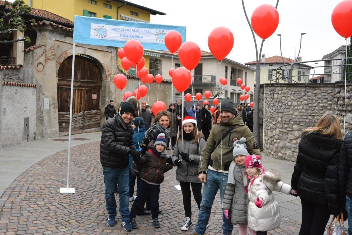 Abbraccio della piazza sotto la neve FOTO