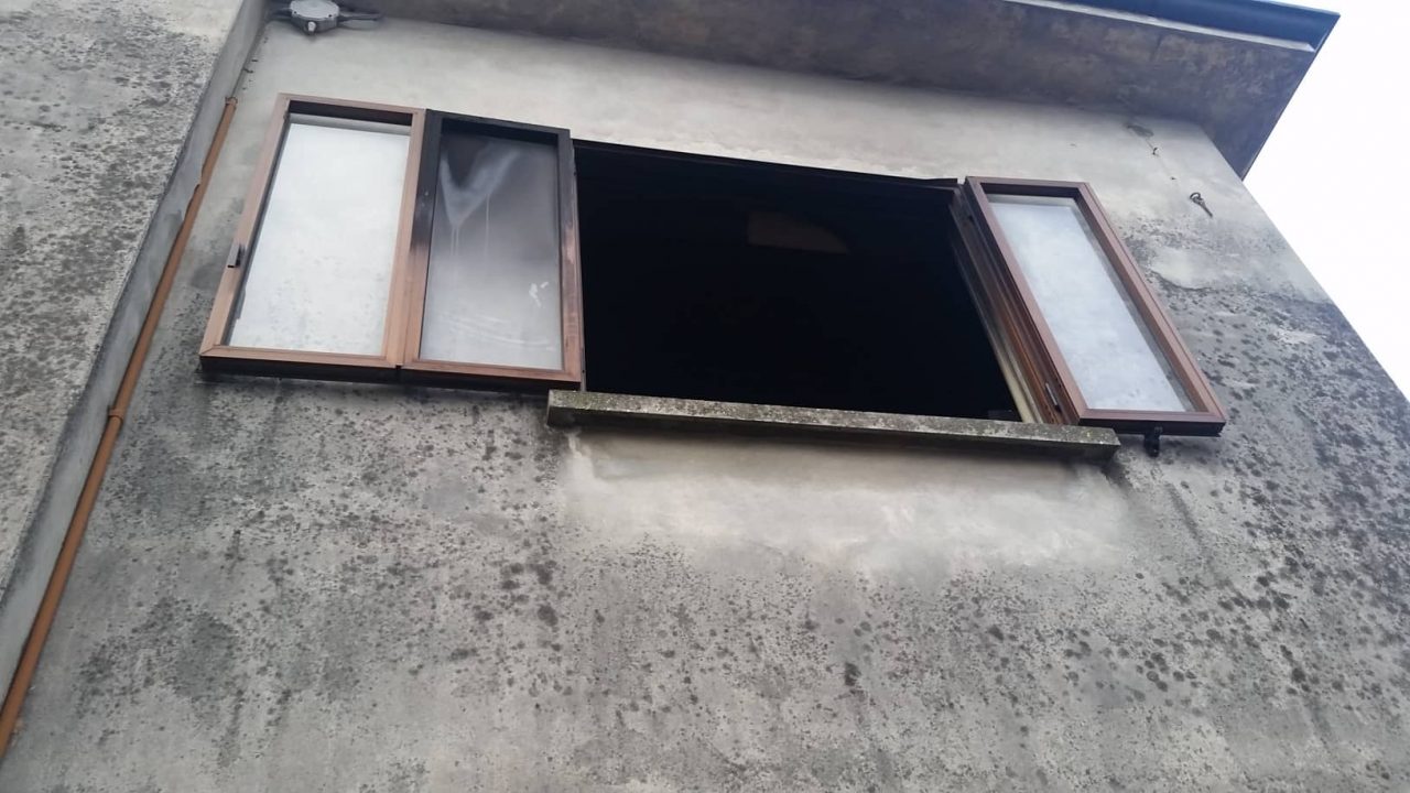 Incendio ai Sabbioni, 86enne doma le fiamme