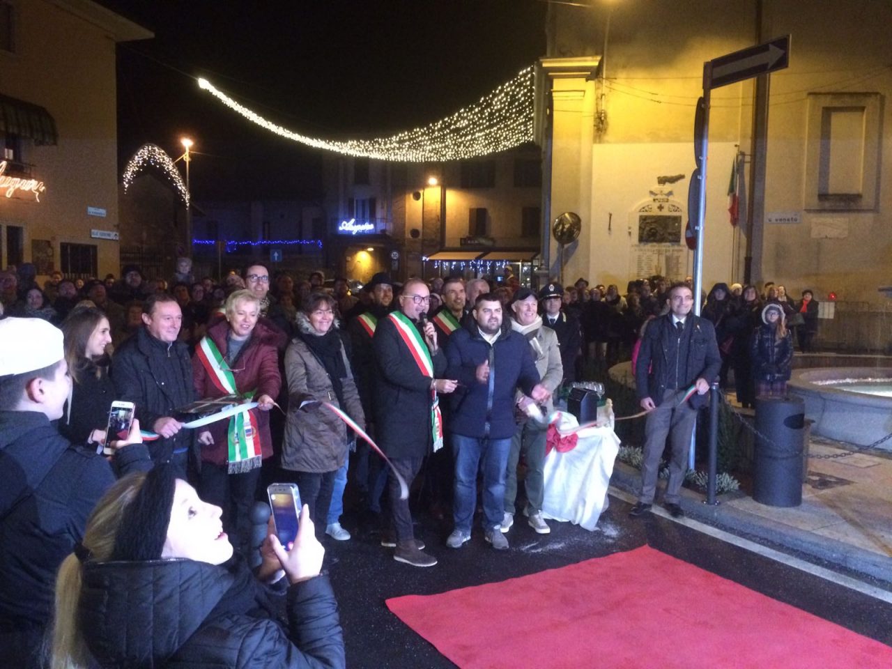 Taglio del nastro per la nuova piazza di Barbata FOTO