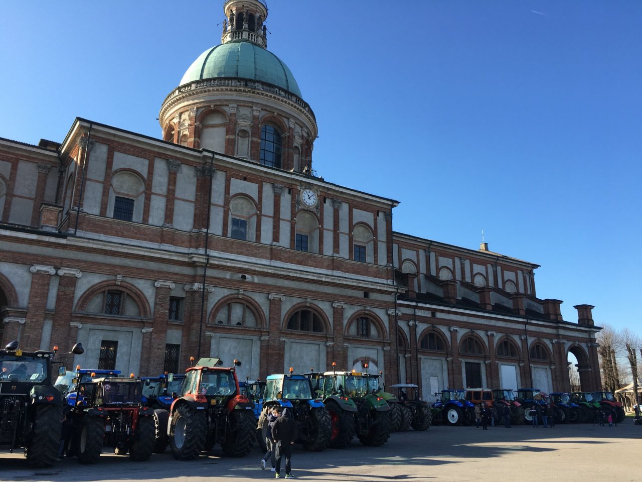 Festa del ringraziamento: un centinaio di trattori invade il Santuario – FOTO