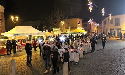 Fiaccolata natalizia e il centro si popola di angioletti VIDEO