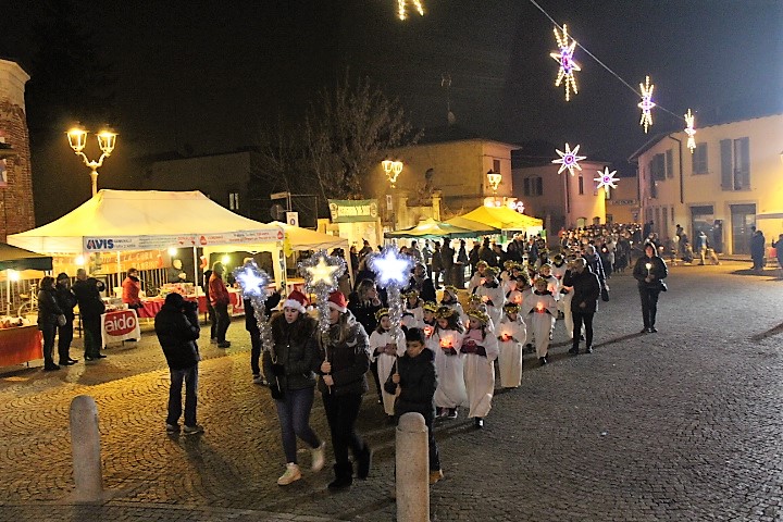 Fiaccolata natalizia e il centro si popola di angioletti VIDEO