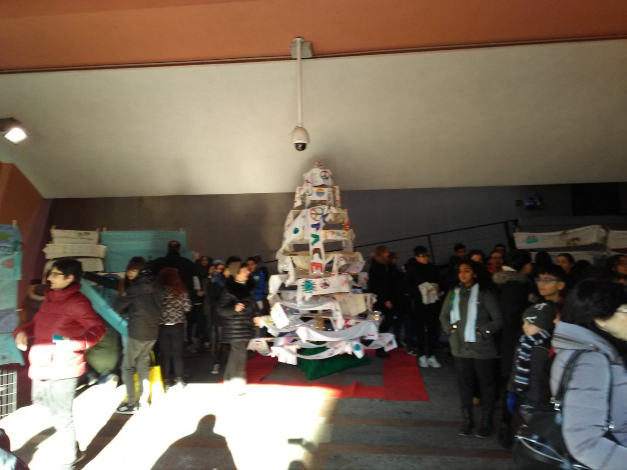 L’albero delle sciarpe per un Natale di pace FOTO