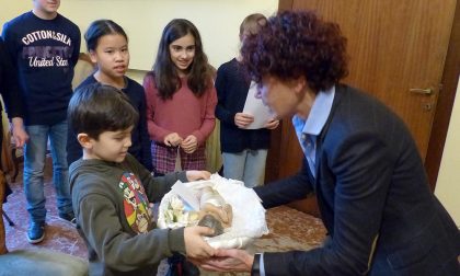 I giovani donano al sindaco un bambinello di Betlemme