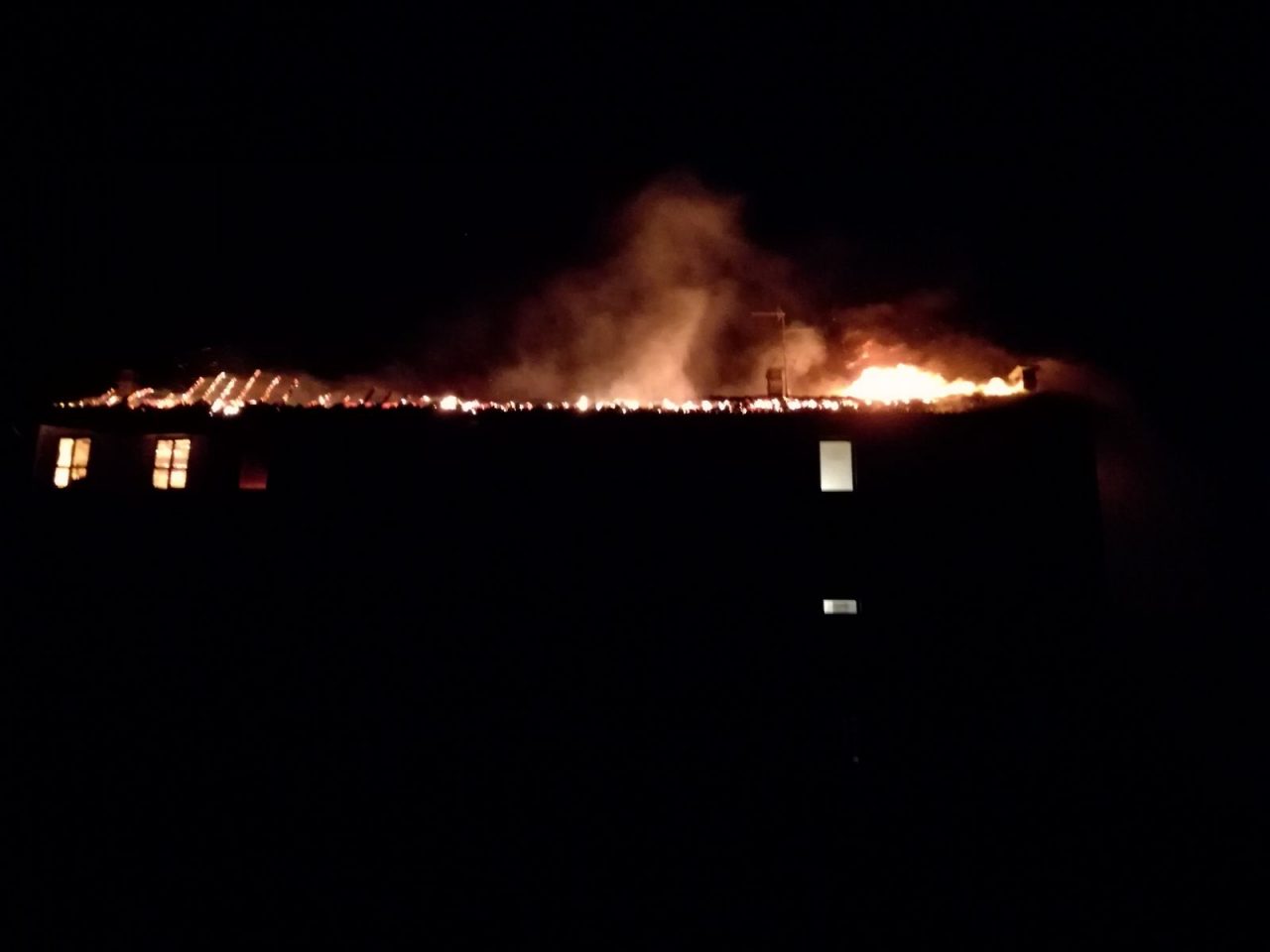 Incendio in cascina, danni ingenti FOTO e VIDEO
