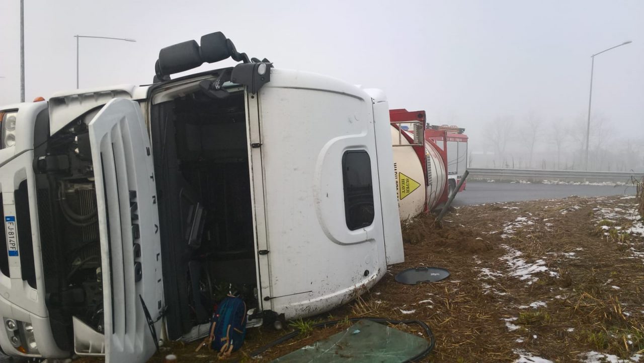 Autobotte piena di birra si ribalta in un campo VIDEO FOTO