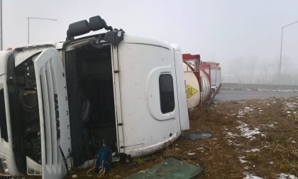 Autobotte piena di birra si ribalta in un campo VIDEO FOTO