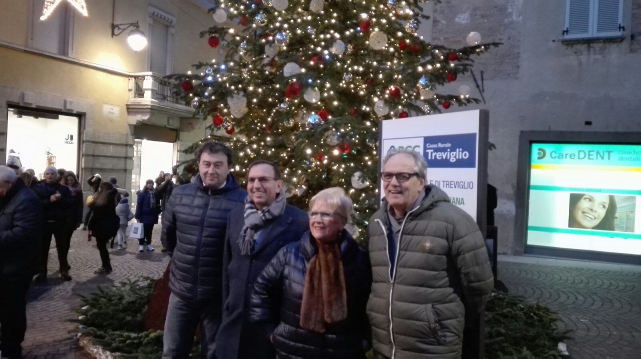 Albero acceso in piazza dopo 20 anni