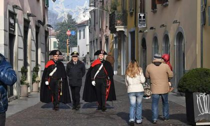 Carabinieri in alta uniforme per le vie del centro
