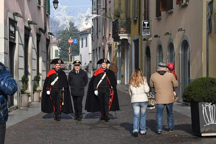 Carabinieri in alta uniforme per le vie del centro