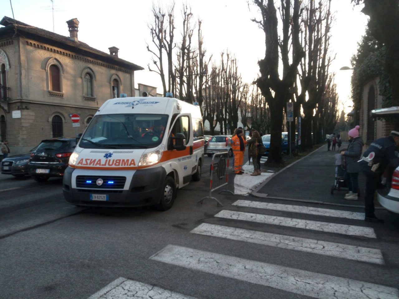 Colpita da una sportellata mentre scende dall’auto
