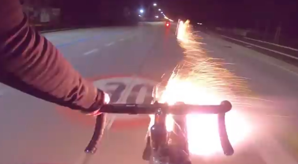 Il bengala diventa un cannone. Il video è virale, ma che danni…