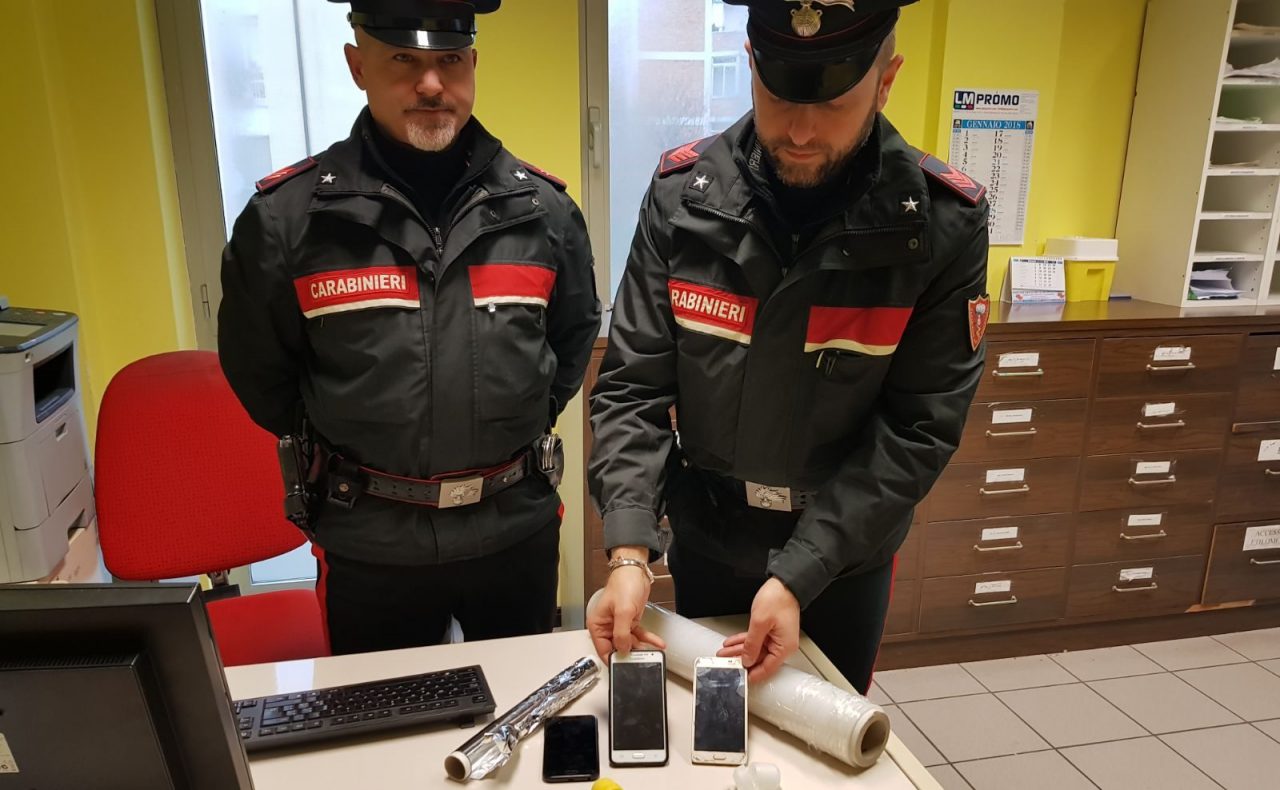 Documenti personali “in pegno” pur di avere la droga, arrestati due clandestini
