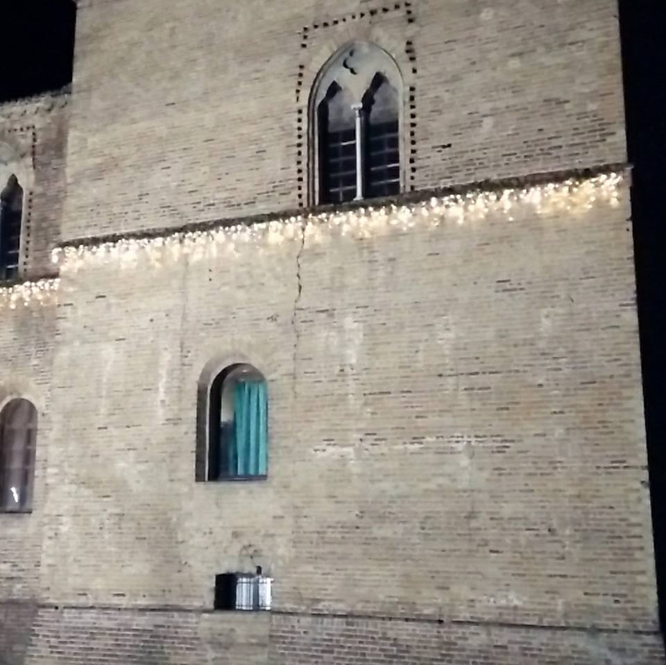 Crepa sul muro del castello, è polemica