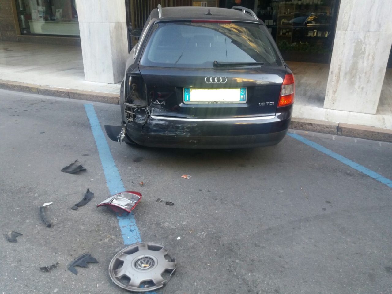 Danneggia un’auto in centro e scappa
