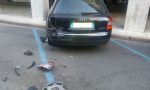 Danneggia un'auto in centro e scappa