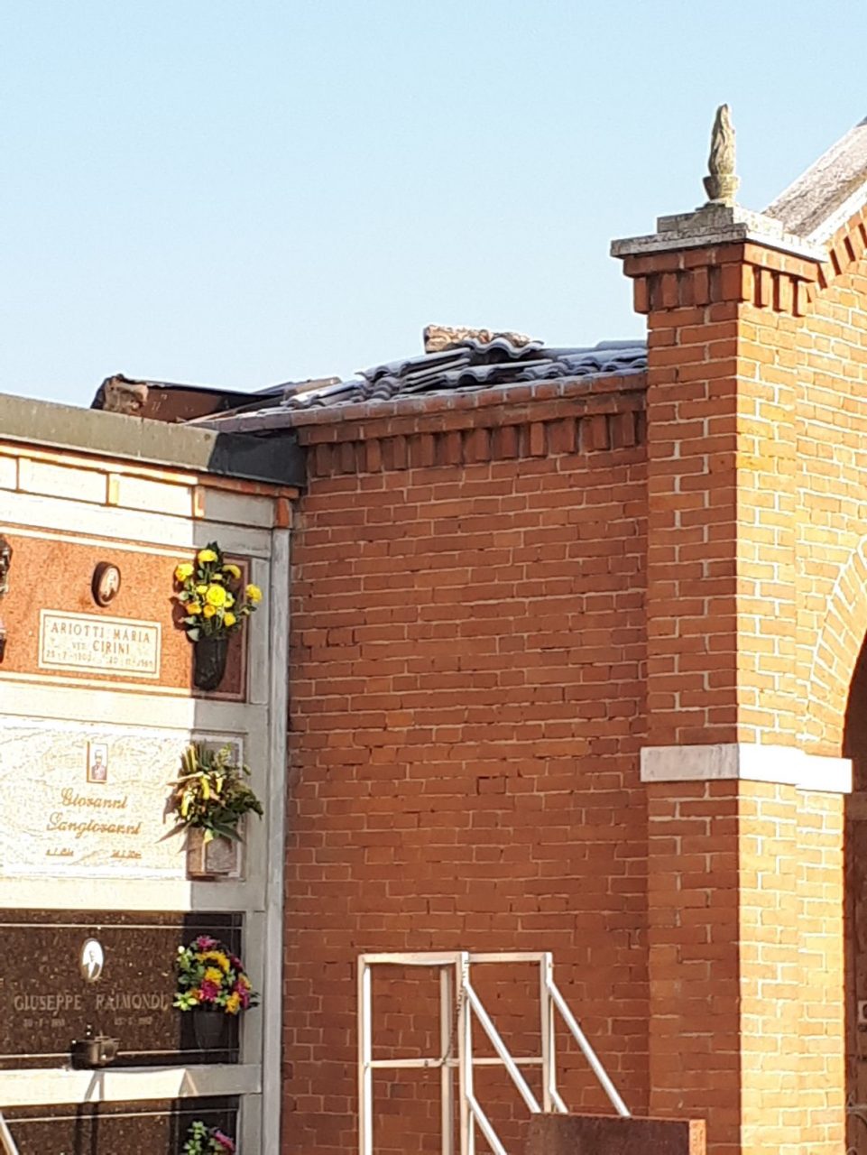 Furto al cimitero, via il rame