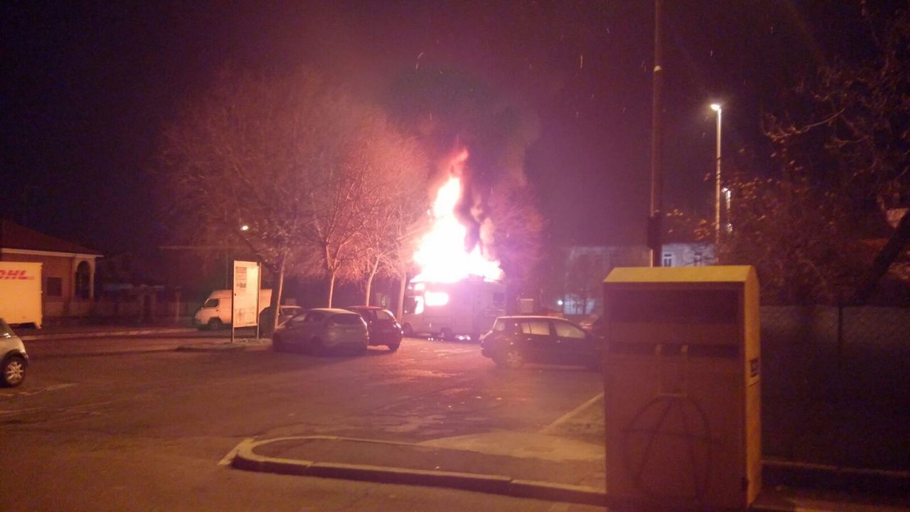 Camper in fiamme, paura a Pontirolo VIDEO FOTO