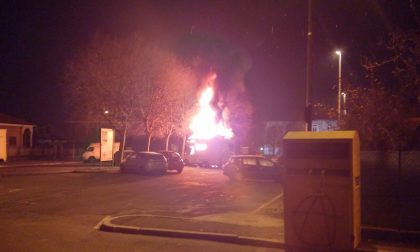 Camper in fiamme, paura a Pontirolo VIDEO FOTO