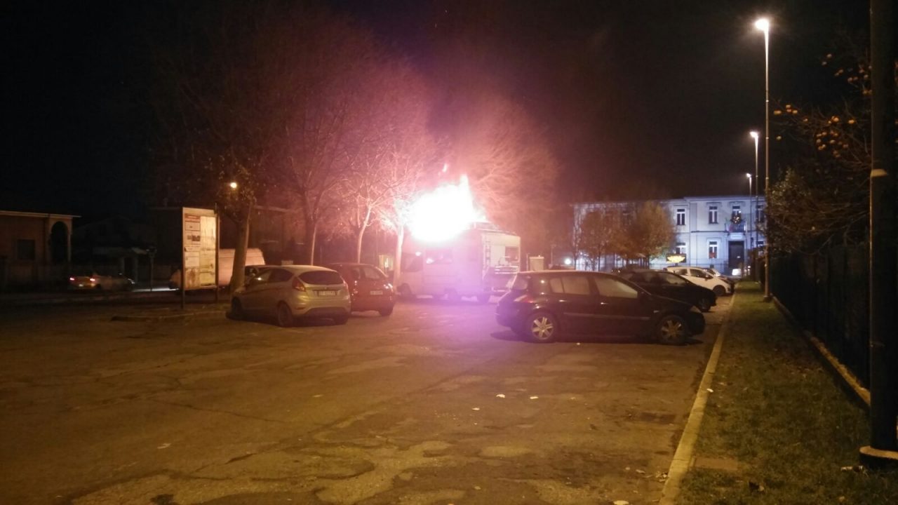 Camper in fiamme a Pontirolo