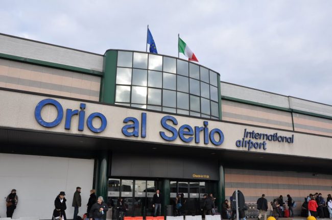 Ingerisce 120 ovuli di eroina per passare i controlli, 46enne arrestata all’aeroporto di Orio al Serio