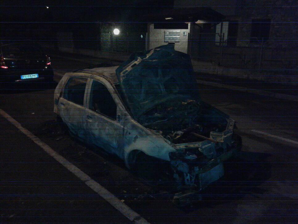 Macchina incendiata, la carcassa è ancora lì