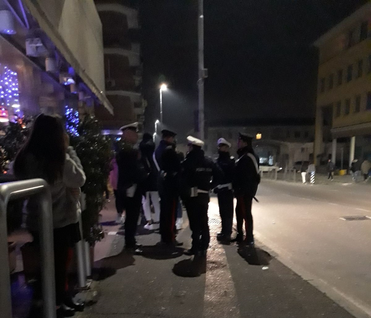 Controlli antiacol ai minori fuori da un locale di Crema
