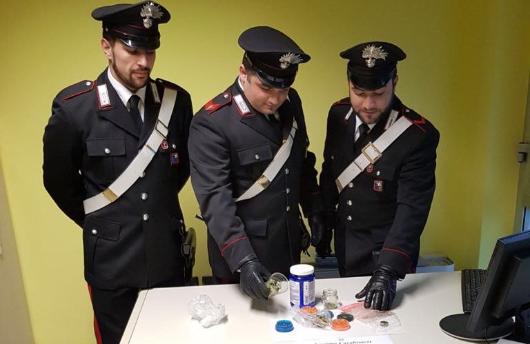 Droga ai domiciliari, si è fatto “pizzicare” di nuovo ed è finito in carcere