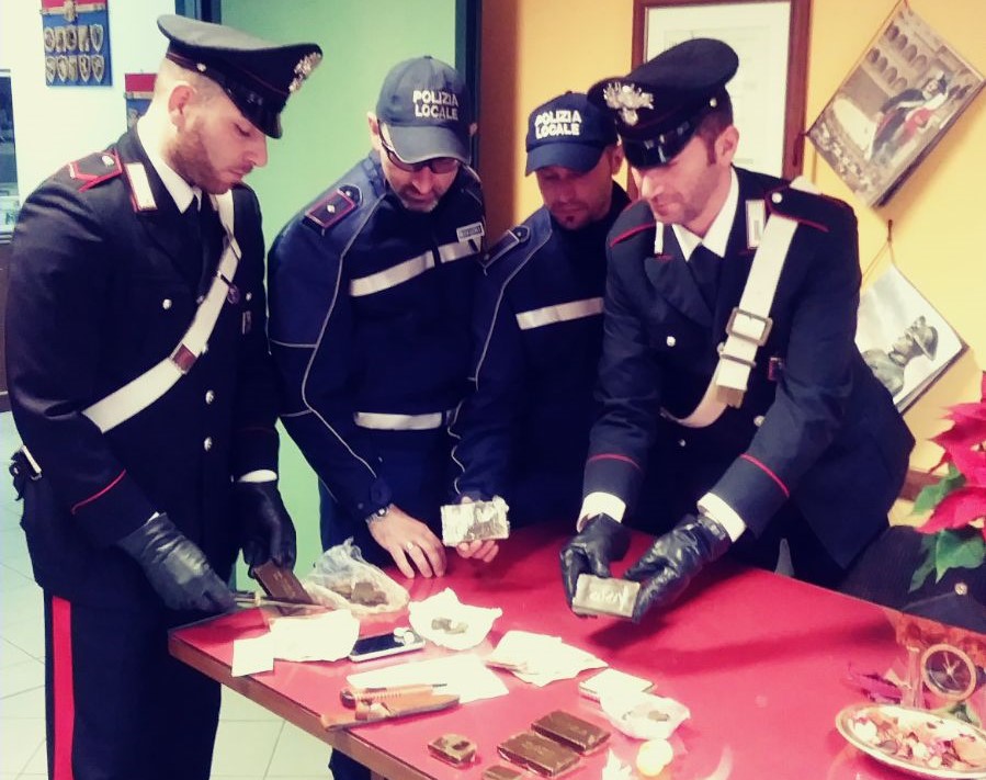 Un market della droga nell’appartamento occupato: arrestato