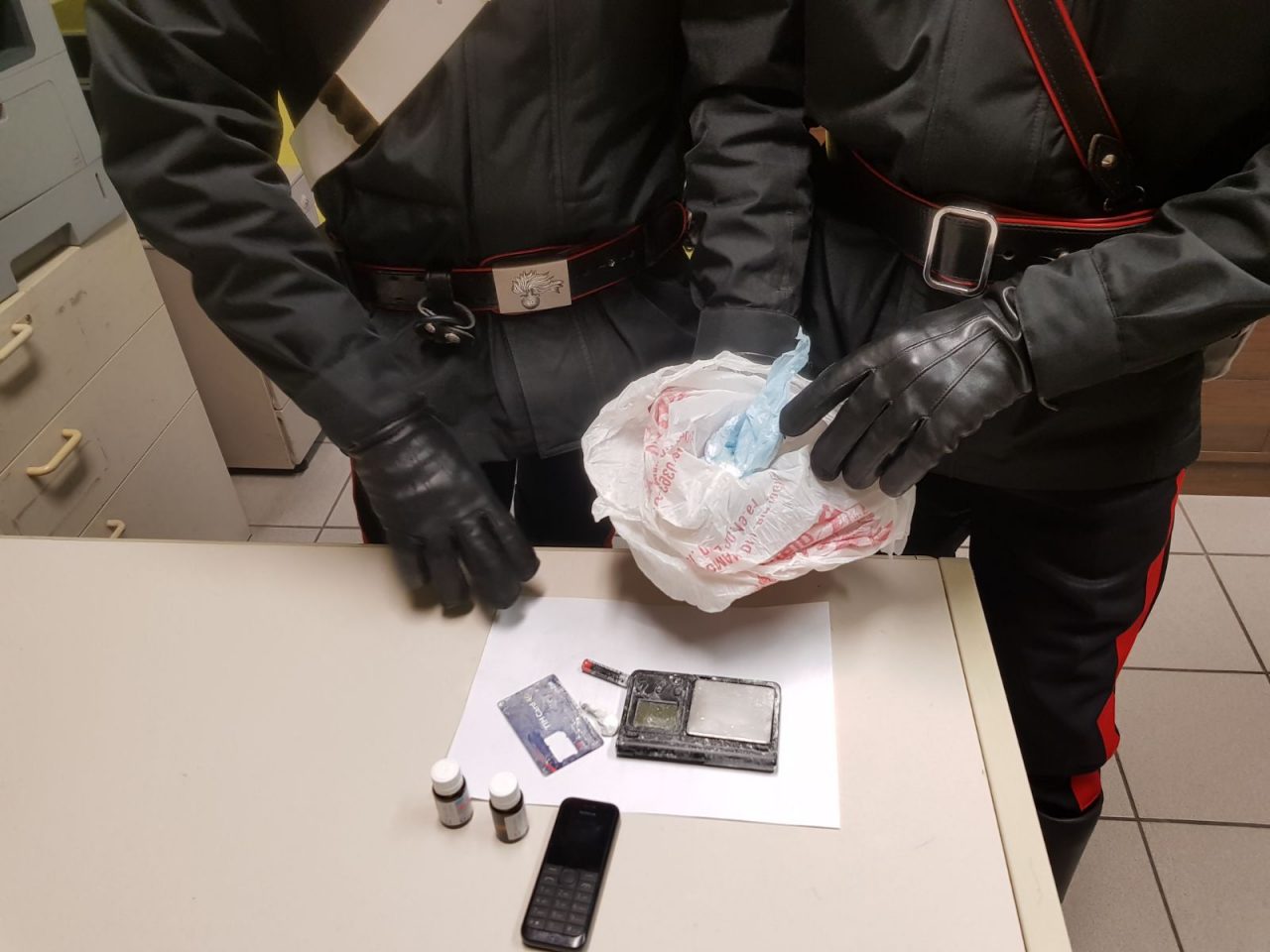 Blitz antidroga a Romano, ferito un militare