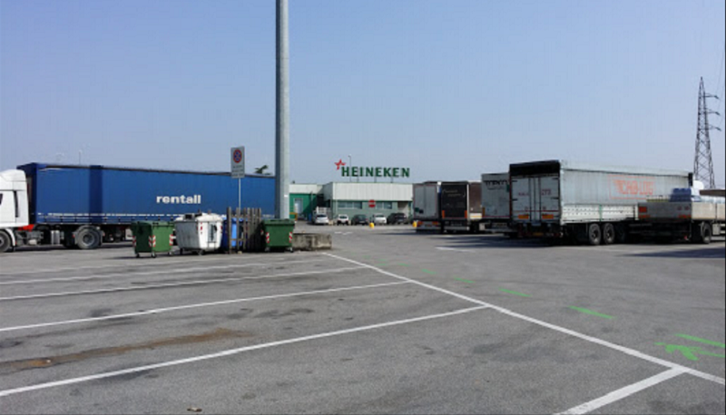 I tir della Heineken invadono i posteggi della zona industriale