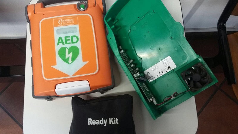 Rompe il defibrillatore con un pugno, ora dovrà ripagarlo