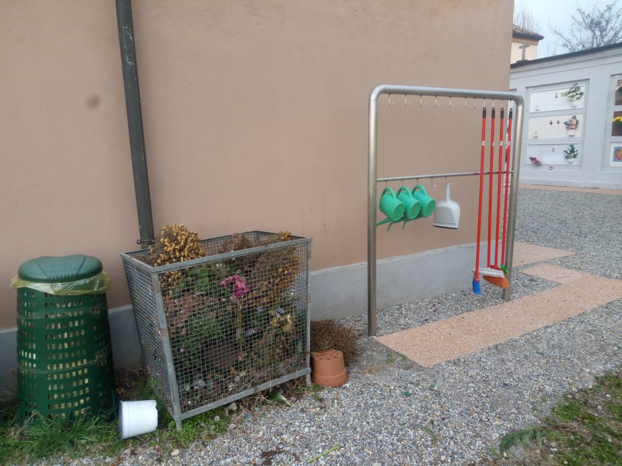 Cimitero di Torlino: spazio ad hoc per le scope