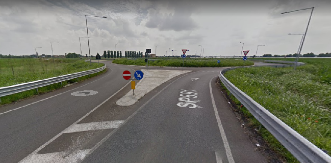 Puzze alla rotonda, forse l’odore viene da un campo coltivato