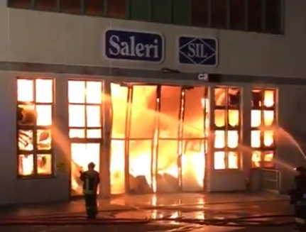 Spaventoso incendio nel bresciano VIDEO