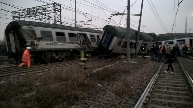 Treno deragliato a Pioltello almeno due vittime FOTO