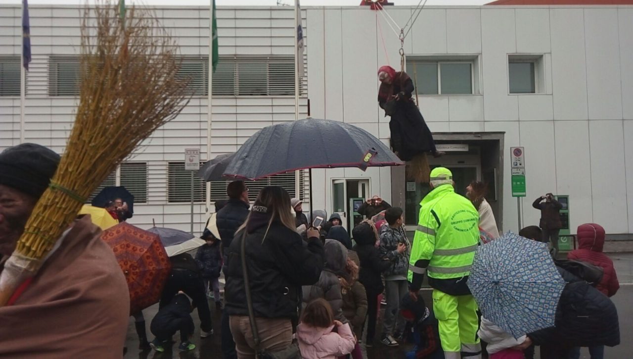 Befana si cala dal tetto del Comune FOTO VIDEO