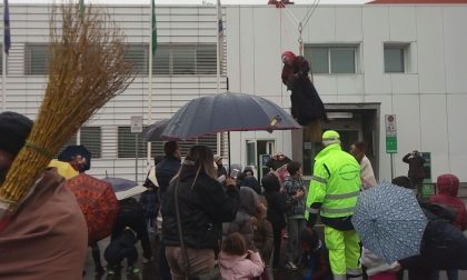 Befana si cala dal tetto del Comune FOTO VIDEO